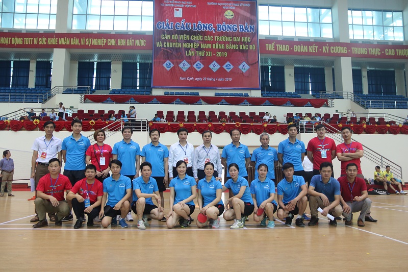 Ban Giám hiệu Nhà trường chụp ảnh lưu niệm cùng đoàn vận động viên tham gia Hội thao