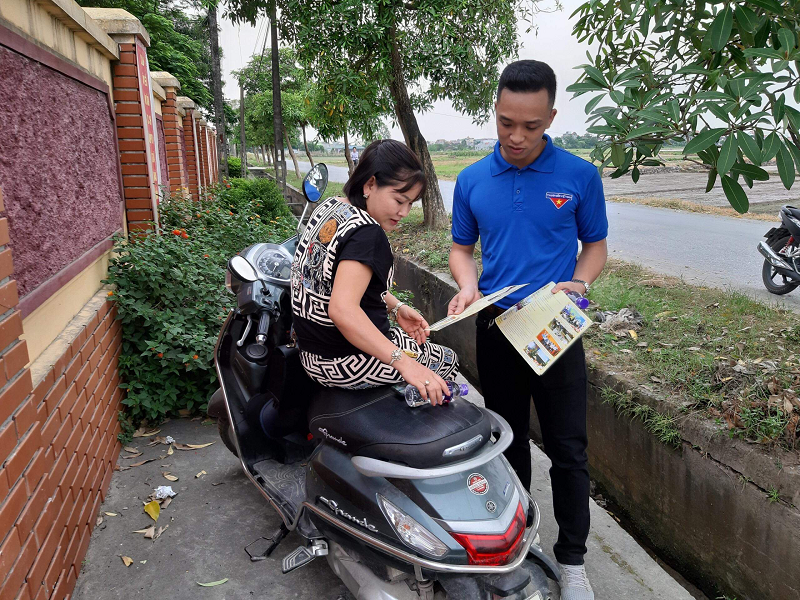 Sinh viên tình nguyện Trường đại học Sư phạm Kỹ thuật Nam Định phát nước miễn phí và thông tin tuyển sinh Nhà trường cho phụ huynh
