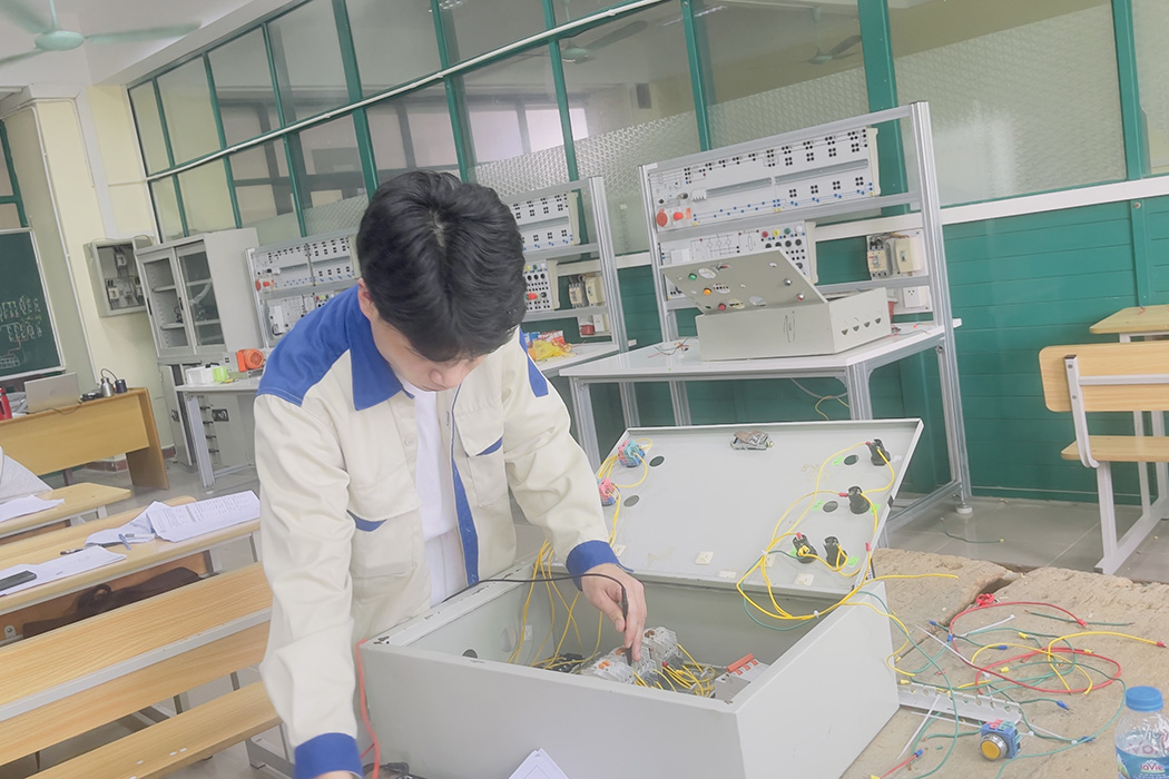 Sinh viên học thực hành tại xưởng nhà C