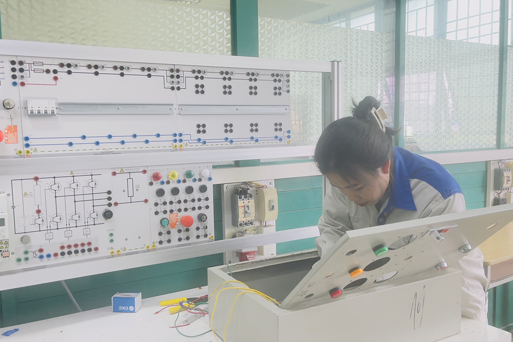 Sinh viên học thực hành tại xưởng nhà C