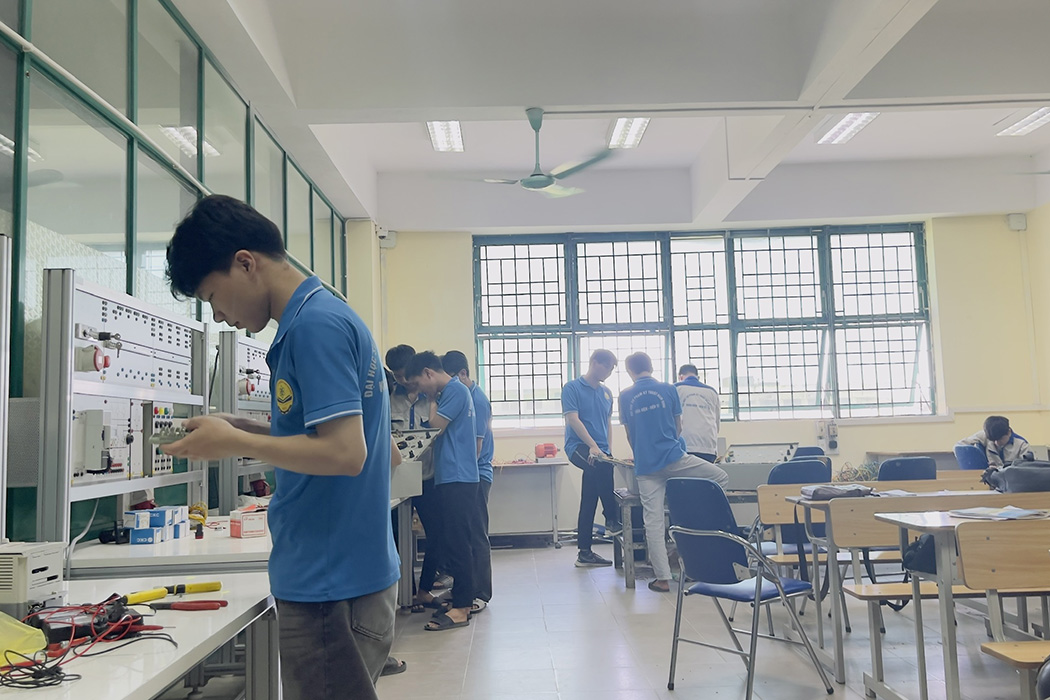 Sinh viên học thực hành tại xưởng nhà C