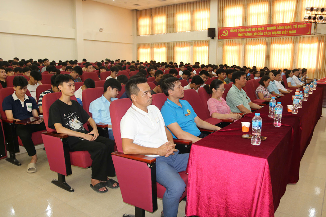 Tập thể giảng viên Khoa Điện – Điện tử cùng sinh viên lưu lại khoảnh khắc kỷ niệm đáng nhớ, ghi dấu tinh thần gắn kết thầy – trò trong ngày hội chào đón tân sinh viên K20.