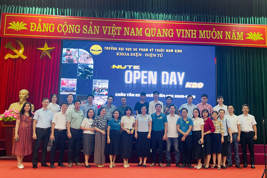 Tập thể giảng viên Khoa Điện – Điện tử cùng sinh viên lưu lại khoảnh khắc kỷ niệm đáng nhớ, ghi dấu tinh thần gắn kết thầy – trò trong ngày hội chào đón tân sinh viên K20.