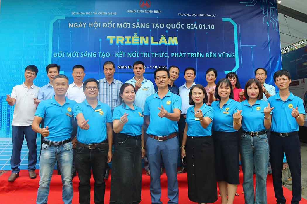 Đoàn cán bộ, giảng viên Trường Đại học Sư phạm Kỹ thuật Nam Định chụp ảnh lưu niệm cùng ban tổ chức và các đơn vị bạn tại sự kiện.