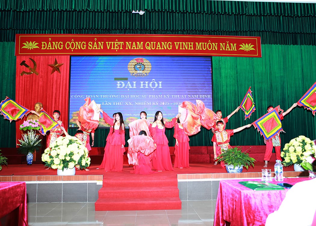 Các tiết mục văn nghệ đặc sắc của đoàn viên thanh niên Nhà trường chào mừng Đại hội