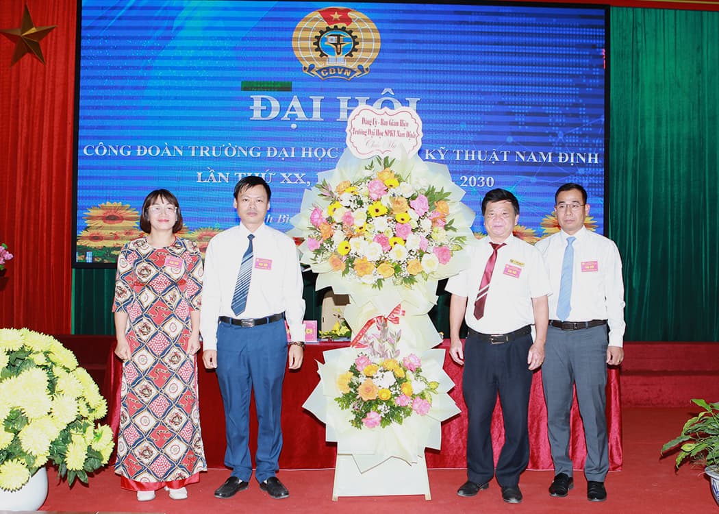 TS. Nguyễn Mạnh Tiến - Phó Hiệu trưởng - Đại diện Đảng ủy, Ban Giám hiệu Nhà trường tặng hoa chúc mừng.