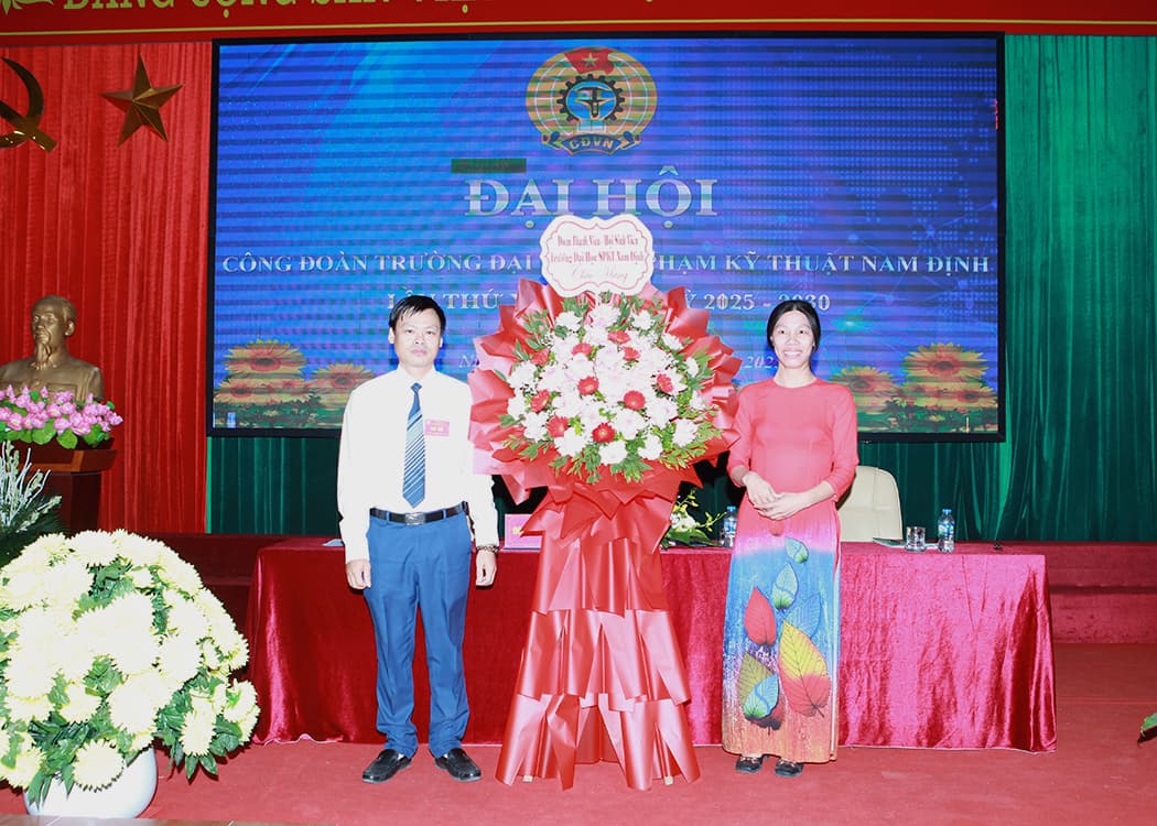 Đại diện Đoàn Thanh niên - Hội Sinh viên chúc mừng thành công của Đại hội