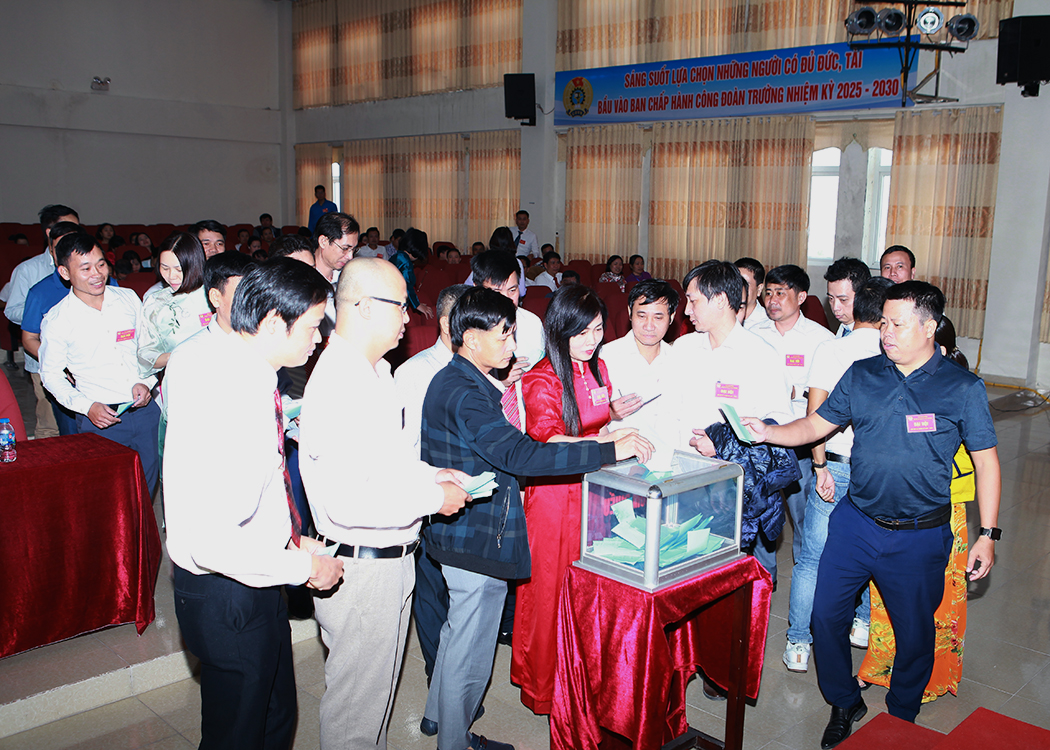 Các đoàn viên công đoàn thực hiện quyền bầu cử, sáng suốt lựa chọn nhân sự cho nhiệm kỳ mới