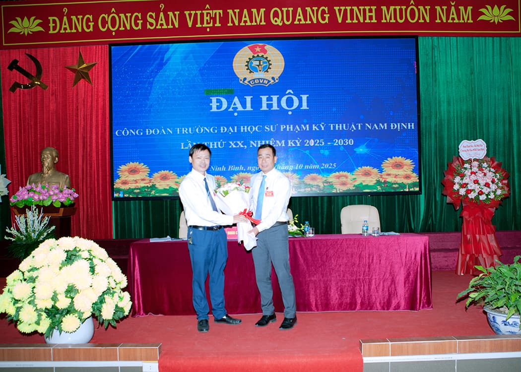 Đại hội tri ân những đóng góp của đồng chí Trần Xuân Thảnh - Nguyên Chủ tịch  Công đoàn trường.