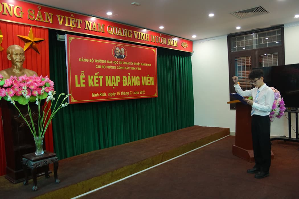 Đảng viên mới Trần Tiến tuyên thệ