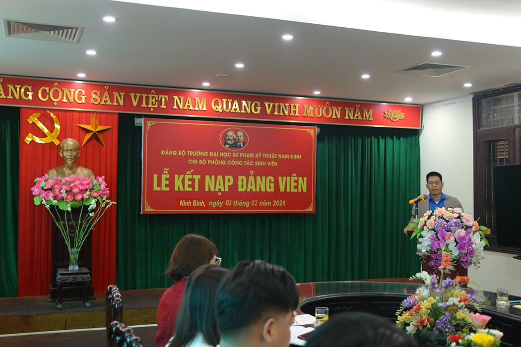 Đồng chí Trần Quang Thịnh - Bí thư Đoàn thanh niên Nhà trường phát biểu và tặng hoa chúc mừng các Đảng viên mới 