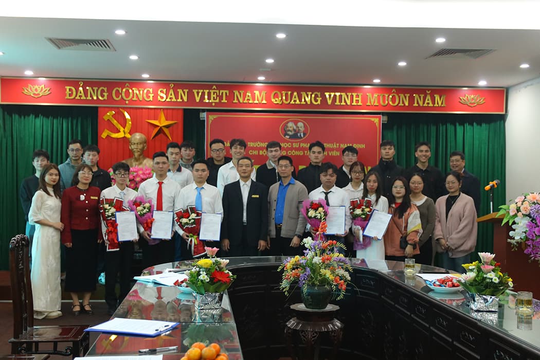 Đại diện BCH Đảng bộ Trường; đại diện Ban Thường vụ Đoàn thanh niên; Chi bộ CTSV và các quần chúng ưu tú chụp ảnh lưu niệm cùng các Đảng viên mới