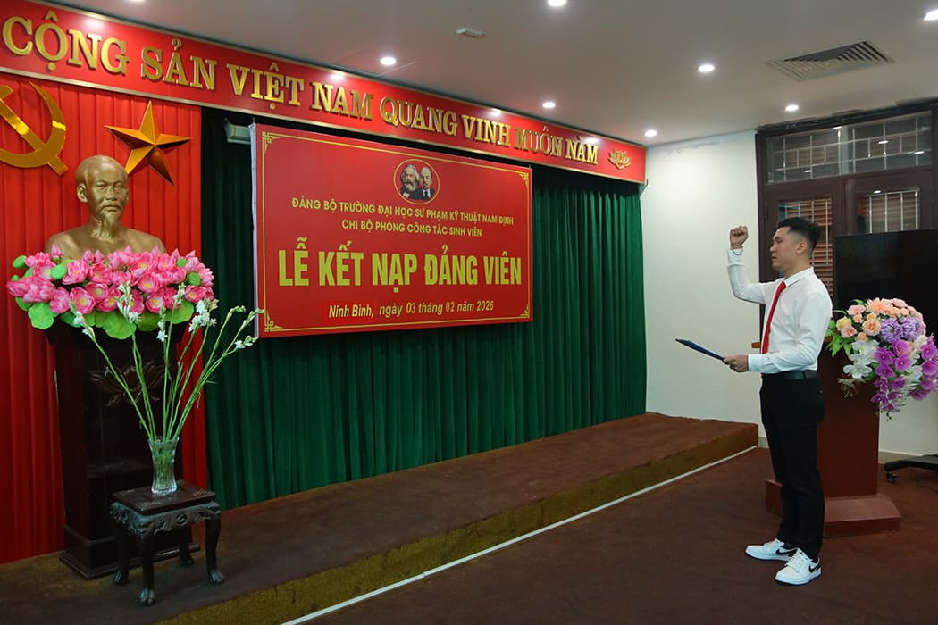 Đảng viên mới Trần Năng Thành tuyên thệ