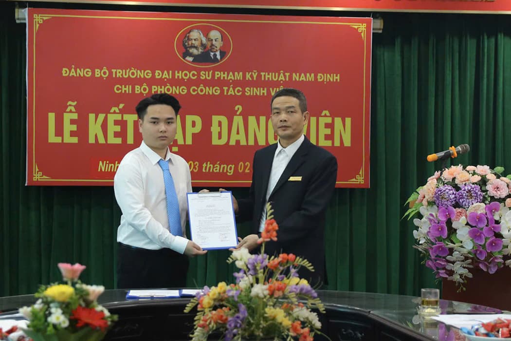 Đ/c Nguyễn Lương Kiên - Bí thư Chi bộ Công tác sinh viên trao Quyết định kết nạp Đảng cho đồng chí Nguyễn Bá Thắng