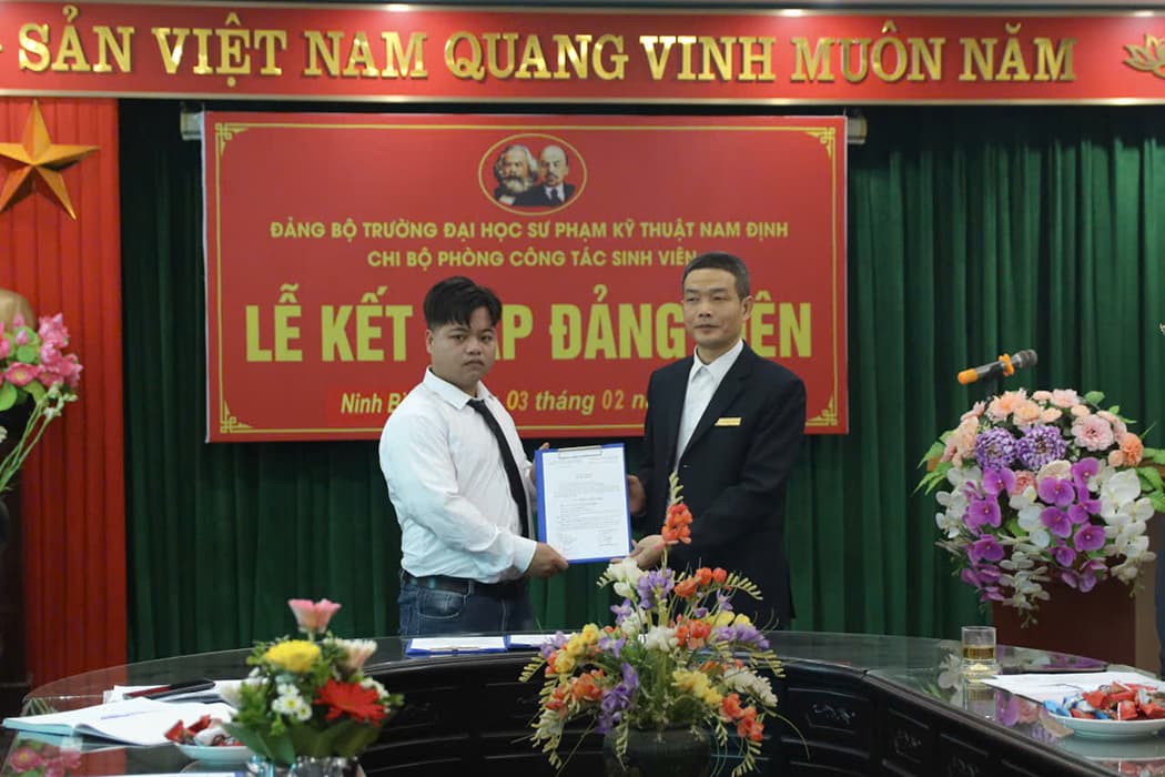 Đ/c Nguyễn Lương Kiên - Bí thư Chi bộ Công tác sinh viên trao Quyết định kết nạp Đảng cho đồng chí Mai Văn Trịnh