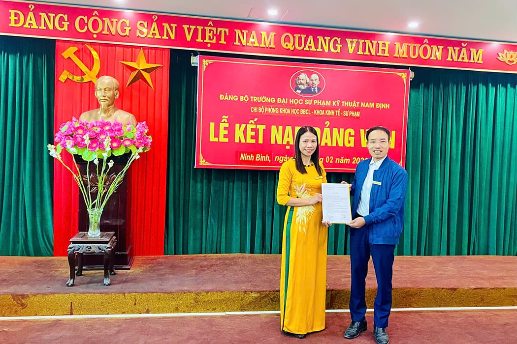 Chi bộ Phòng Khoa học ĐBCL - Khoa Kinh tế - Sư phạm tổ chức lễ kết nạp đảng viên mới