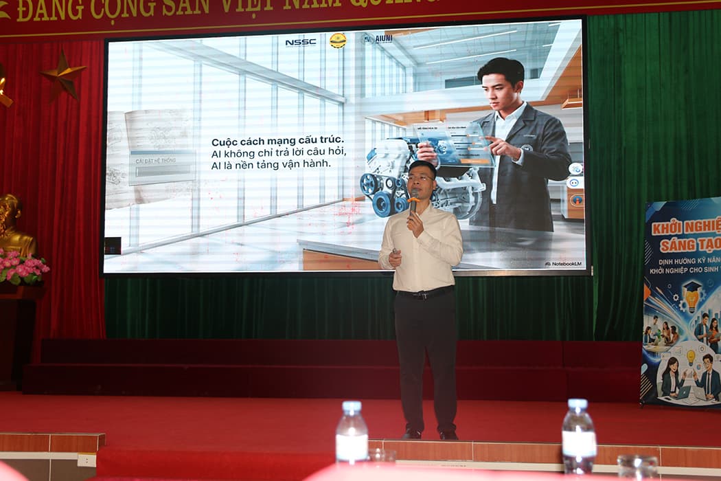 Chuyên gia trình bày chuyên đề tại hội nghị