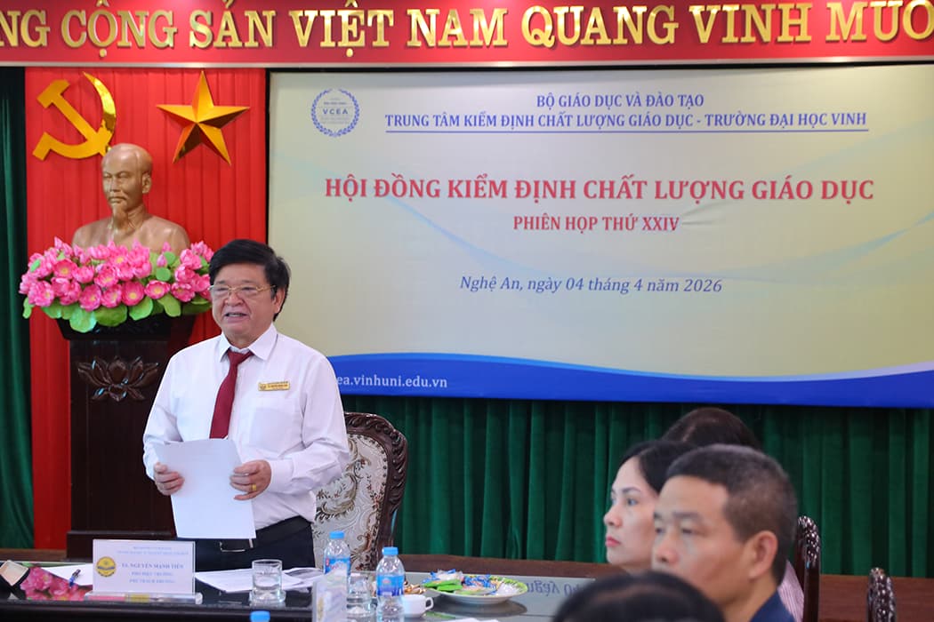 TS. Nguyễn Mạnh Tiến – đại diện lãnh đạo Nhà trường trao đổi tại phiên họp.