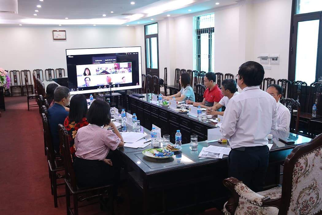Các thành viên Hội đồng tự đánh giá của Nhà trường tham gia thảo luận tại phiên họp
