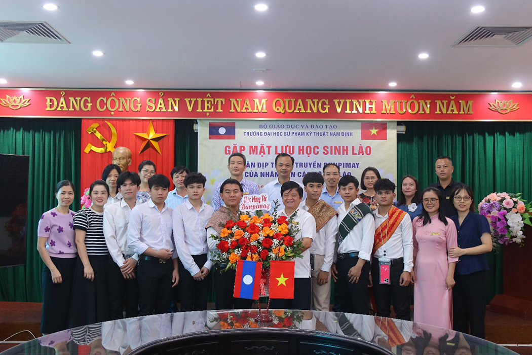 SÔI NỔI HOẠT ĐỘNG GIAO LƯU VĂN HÓA VIỆT - LÀO NHÂN DỊP TẾT BUNPIMAY TẠI TRƯỜNG ĐẠI HỌC SƯ PHẠM KỸ THUẬT NAM ĐỊNH