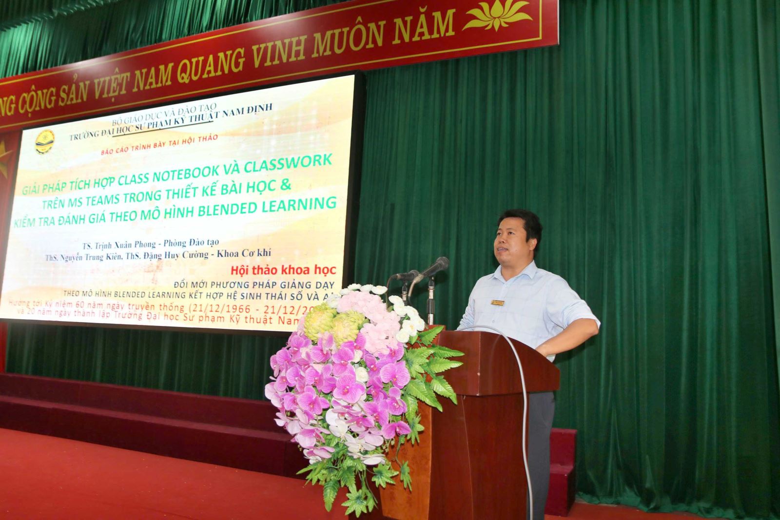 Báo cáo tham luận tập trung vào đổi mới phương pháp giảng dạy và ứng dụng AI.