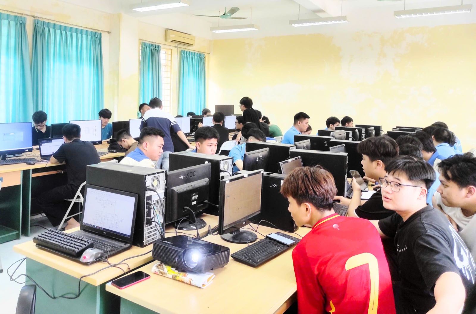 Sinh viên tham gia quá trình huấn luyện
