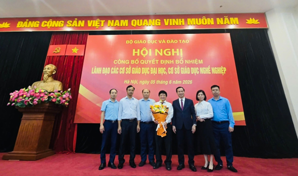 Hiệu trưởng Nguyễn Huy Bằng cùng đại diện cán bộ quản lý của Nhà trường tặng hoa tri ân Phó Hiệu trưởng Nguyễn Mạnh Tiến