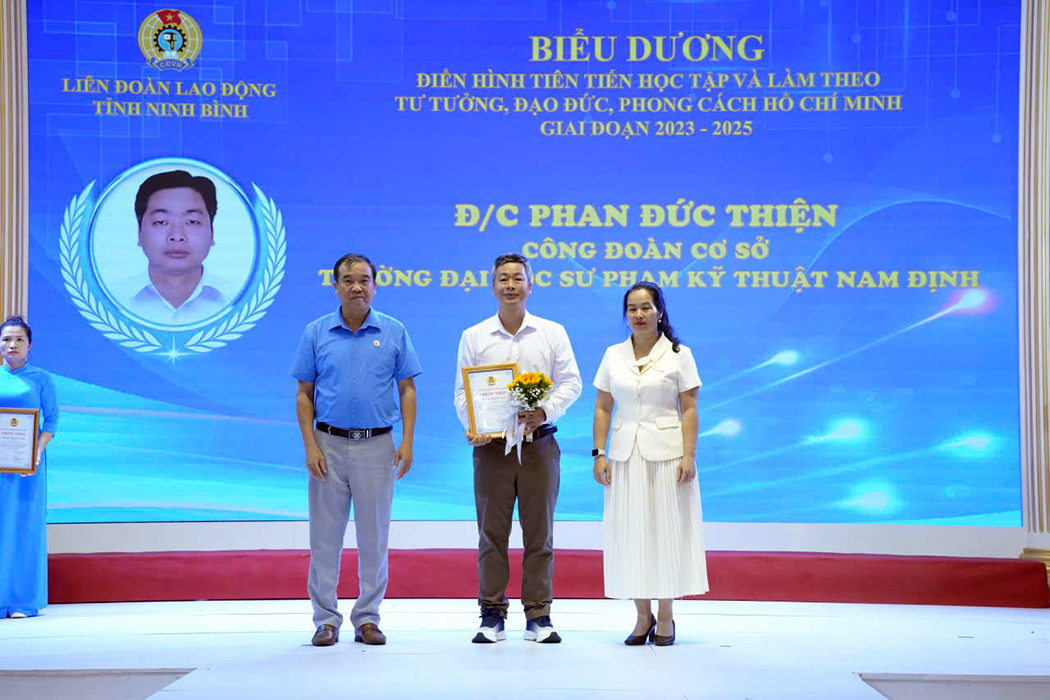Đồng chí Phan Đức Thiện - Đoàn viên công đoàn ĐH Sư phạm Kỹ thuật Nam Định nhận bằng khen điển hình tiên tiến