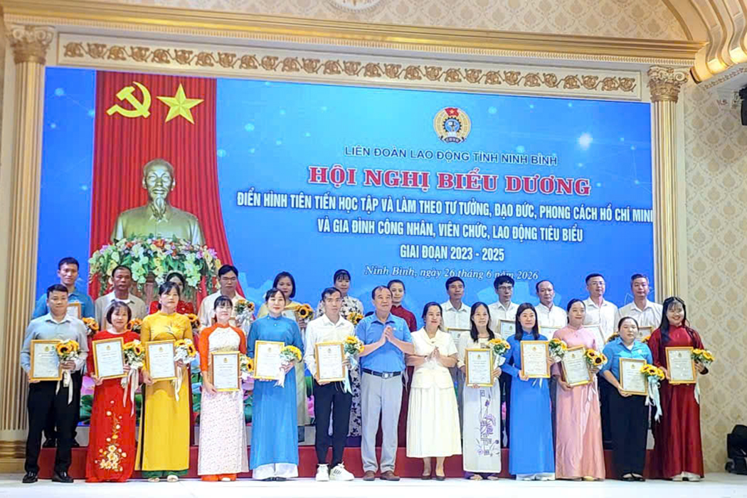 Đồng chí Phan Đức Thiện - Đoàn viên công đoàn ĐH Sư phạm Kỹ thuật Nam Định nhận bằng khen điển hình tiên tiến