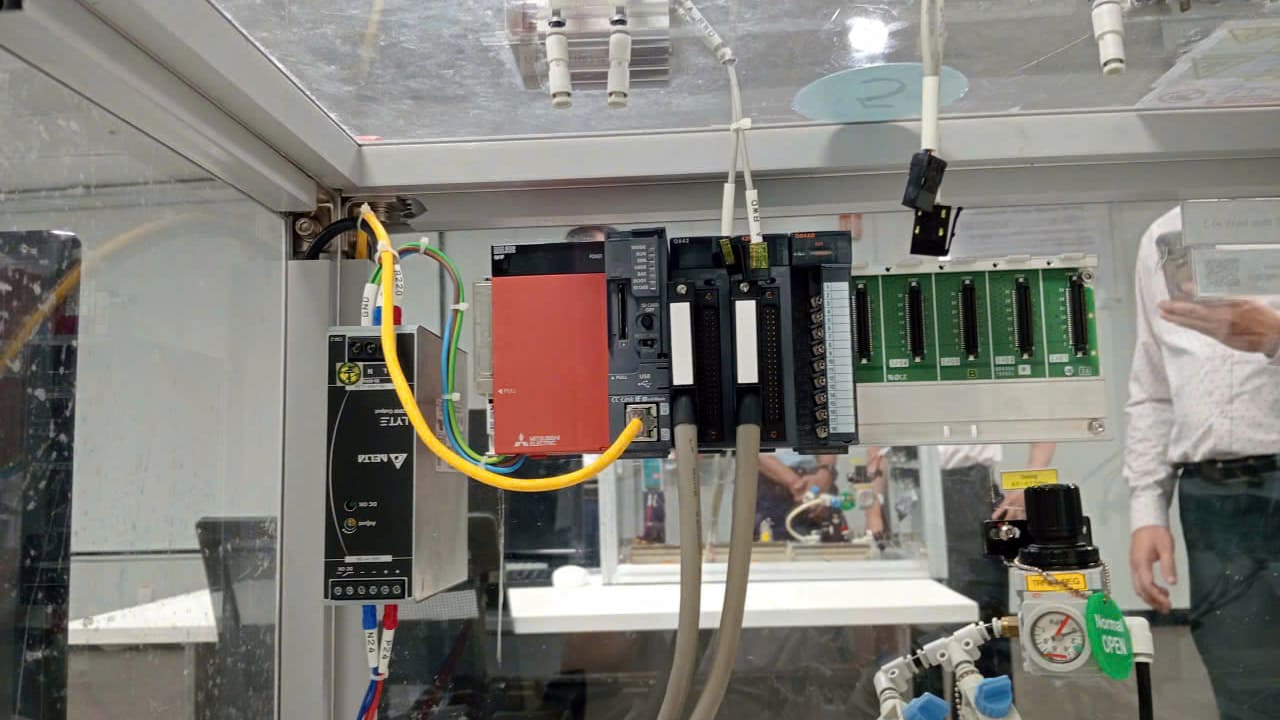 Đoàn công tác tham quan dây chuyền sản xuất và tìm hiểu các công nghệ hiện đại đang được doanh nghiệp ứng dụng