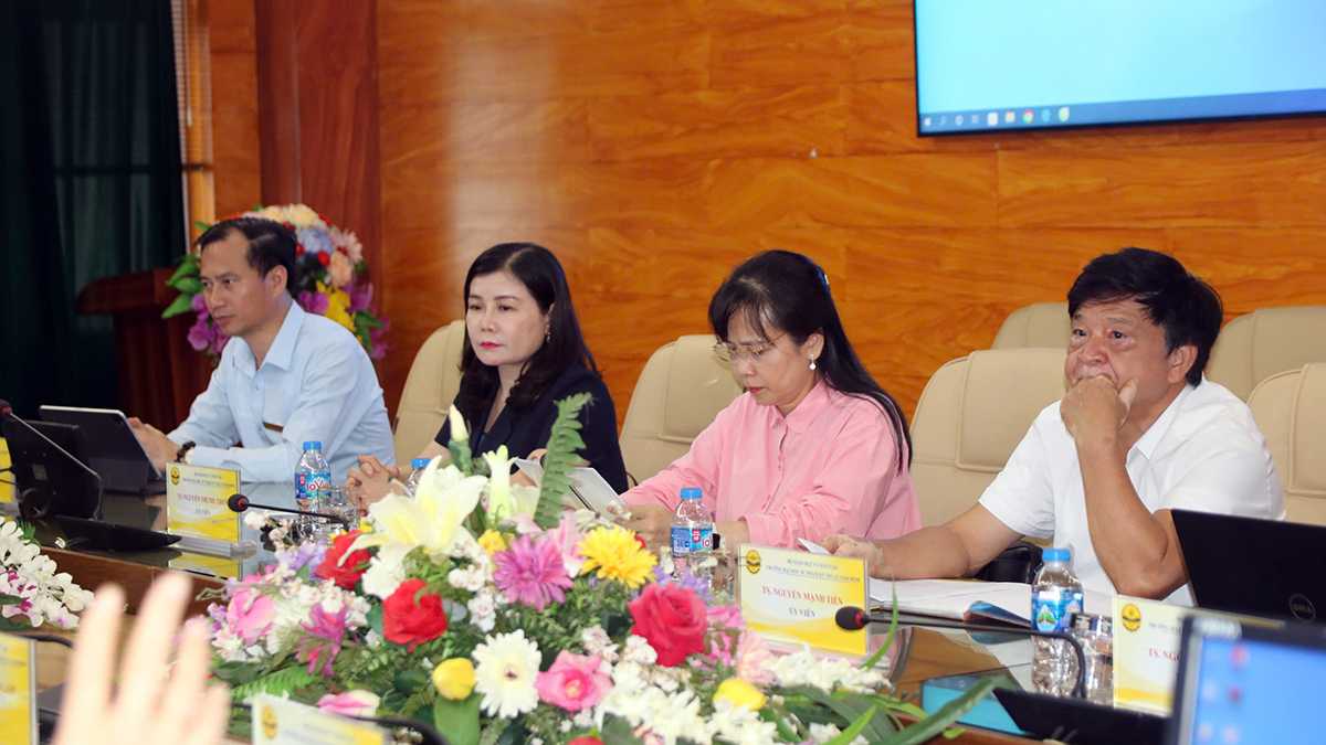 Các thành viên Hội đồng và đại diện các đơn vị chuyên môn tham gia thảo luận