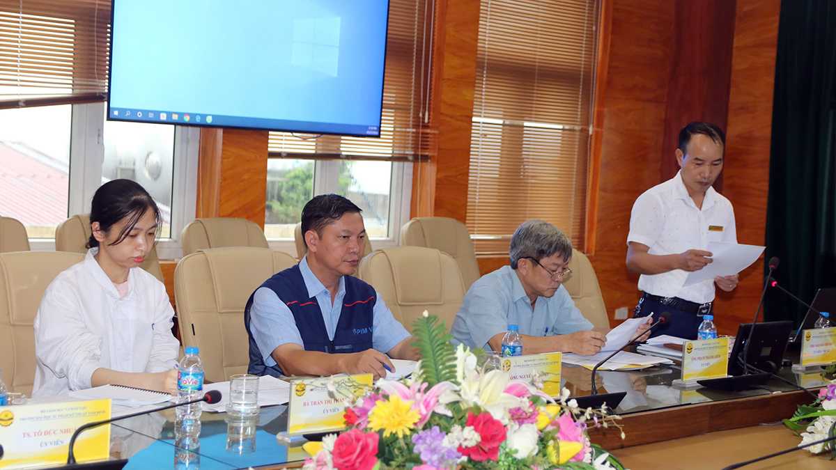 Các thành viên Hội đồng và đại diện các đơn vị chuyên môn tham gia thảo luận