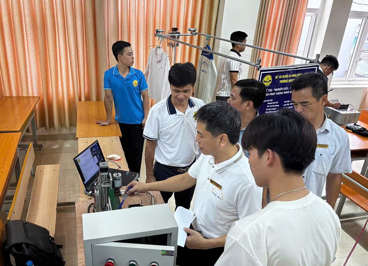 42 mô hình tranh tài tại Vòng sơ khảo Hội thi Sáng tạo kỹ thuật Khoa Điện - Điện tử lần thứ XIV