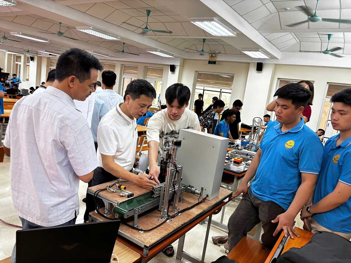 42 mô hình tranh tài tại Vòng sơ khảo Hội thi Sáng tạo kỹ thuật Khoa Điện - Điện tử lần thứ XIV
