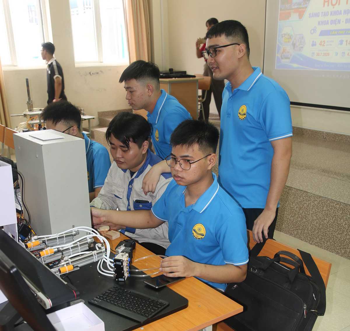 42 mô hình tranh tài tại Vòng sơ khảo Hội thi Sáng tạo kỹ thuật Khoa Điện - Điện tử lần thứ XIV
