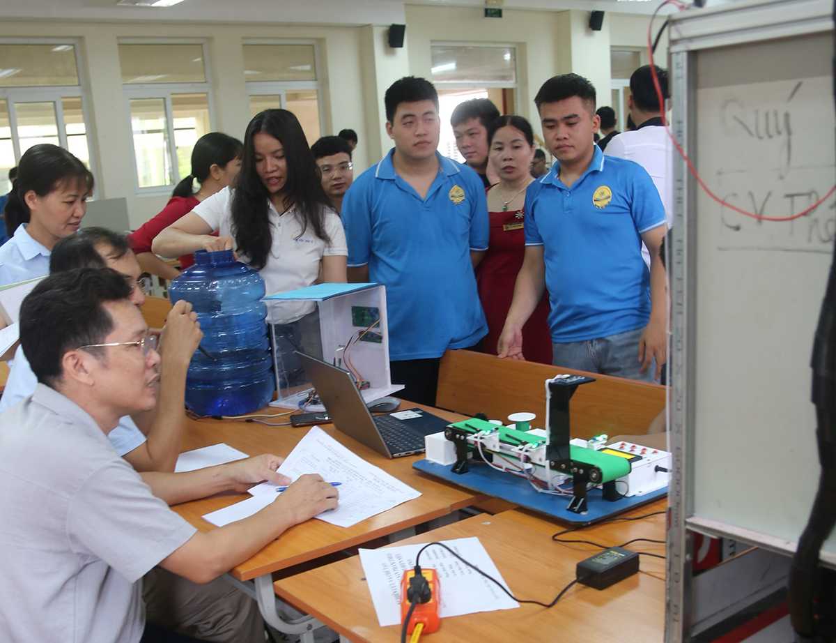 42 mô hình tranh tài tại Vòng sơ khảo Hội thi Sáng tạo kỹ thuật Khoa Điện - Điện tử lần thứ XIV