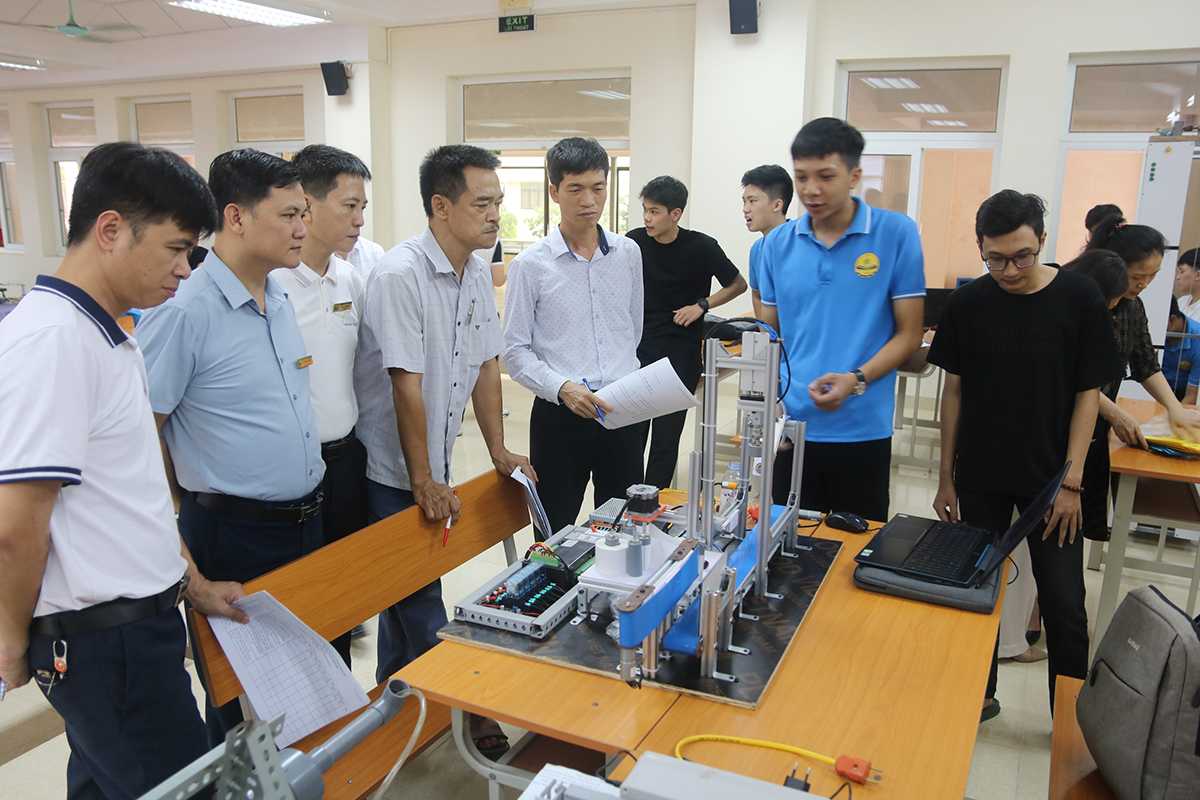 42 mô hình tranh tài tại Vòng sơ khảo Hội thi Sáng tạo kỹ thuật Khoa Điện - Điện tử lần thứ XIV