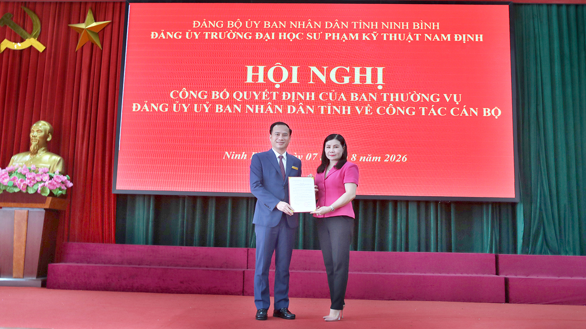 Đồng chí Nguyễn Thị Thu Thủy - Ủy viên BCH Đảng bộ Tỉnh, Phó Bí thư Đảng ủy Ủy ban Nhân dân tỉnh Ninh Bình trao Quyết định cho đồng chí Nguyễn Huy Bằng 