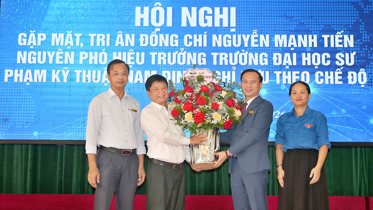 Đại diện Ban Giám hiệu, Công đoàn, Đoàn Thanh niên Nhà trường tặng hoa tri ân TS. Nguyễn Mạnh Tiến