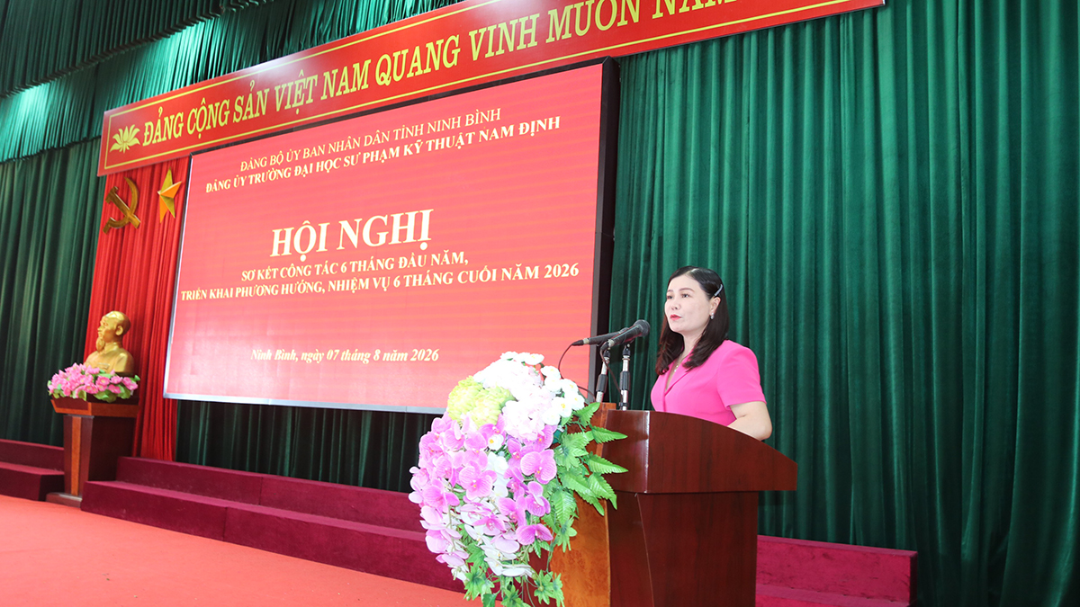 Đồng chí Nguyễn Thị Thu Thủy - Ủy viên BCH Đảng bộ Tỉnh, Phó Bí thư Đảng ủy Ủy ban Nhân dân tỉnh Ninh Bình phát biểu chỉ đạo tại Hội nghị
