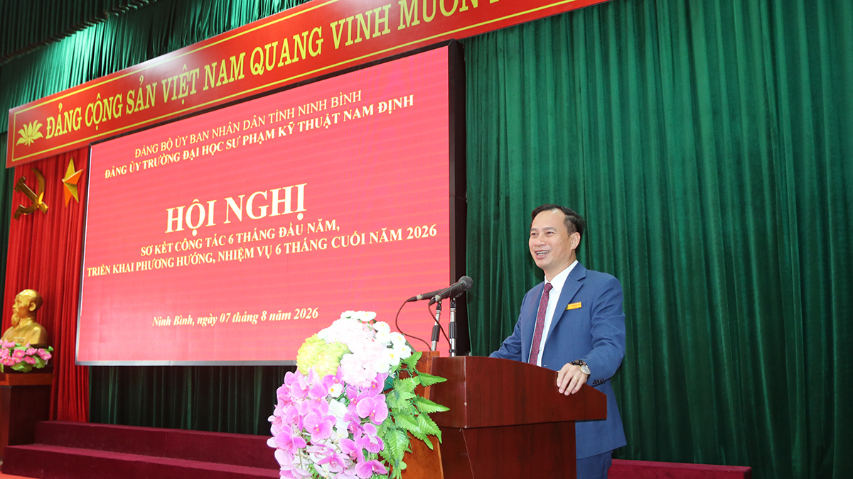 Đồng chí Nguyễn Huy Bằng - Bí thư Đảng ủy, Hiệu trưởng Nhà trường phát biểu Kết luận Hội nghị