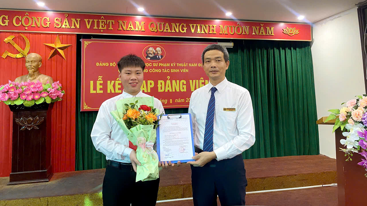 Đ/c Bí thư Chi bộ Nguyễn Lương Kiên trao Quyết định kết nạp  và tặng hoa chúc mừng các Đảng viên trẻ Hoàng Thị Ngọc Lan, Trần Hữu Lộc