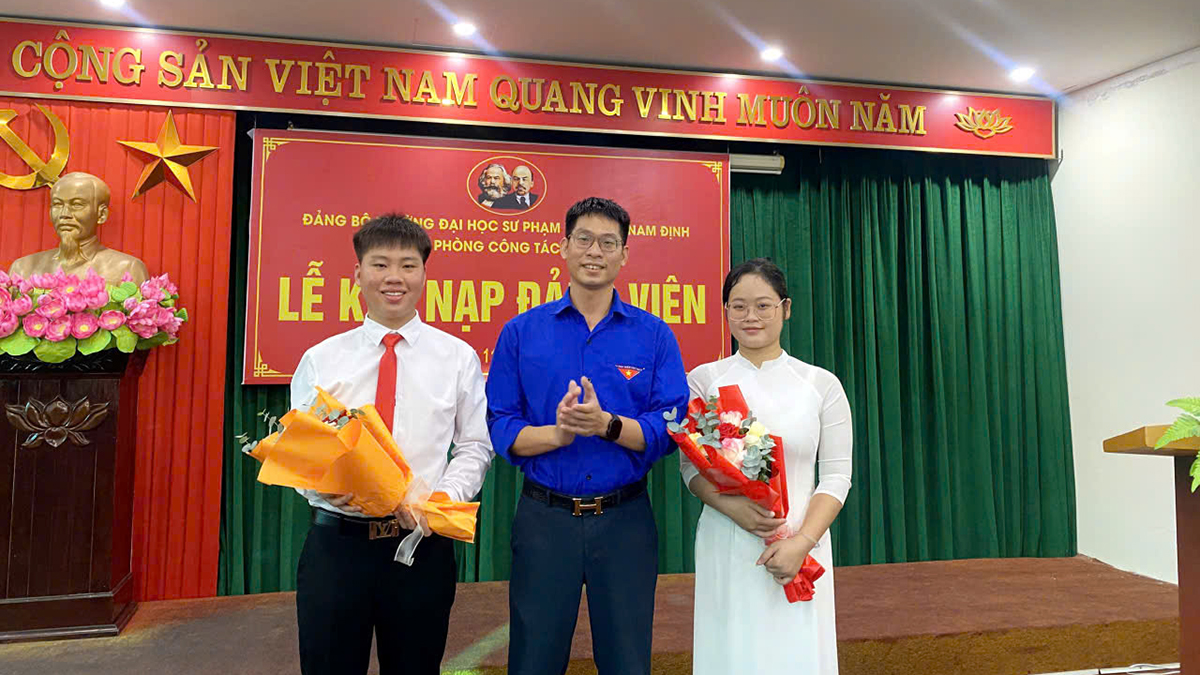 Đồng chí Trần Quang Thịnh - Bí thư Đoàn thanh niên Nhà trường phát biểu và tặng hoa chúc mừng các Đảng viên mới