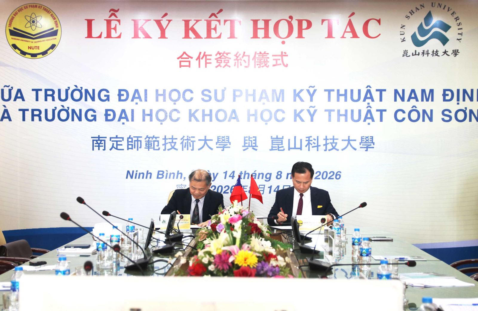 GS.TS. Nguyễn Huy Bằng và ông Hầu Thuận Hùng đại diện hai Nhà trường ký kết Biên bản ghi nhớ hợp tác.