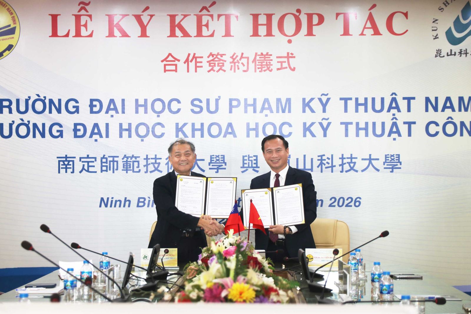 Lãnh đạo hai Nhà trường trao Biên bản ghi nhớ hợp tác.