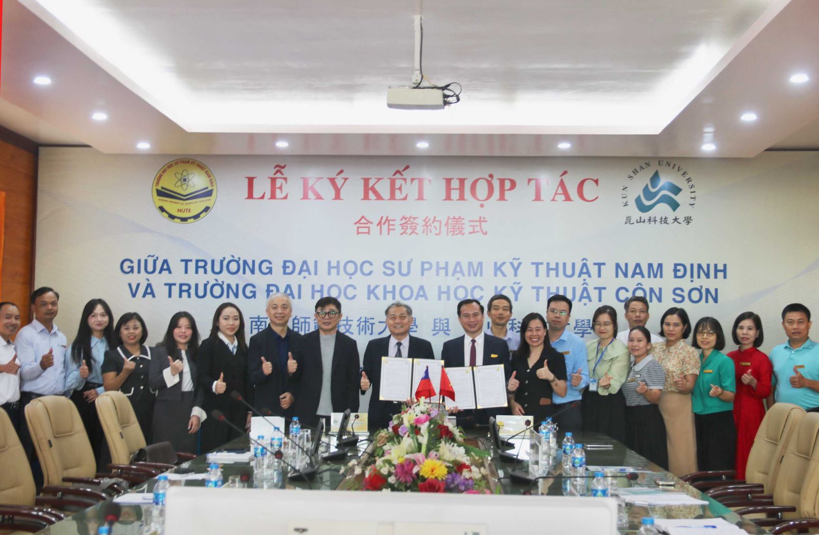 Lãnh đạo và thành viên hai Nhà trường chụp ảnh lưu niệm sau chương trình ký kết.