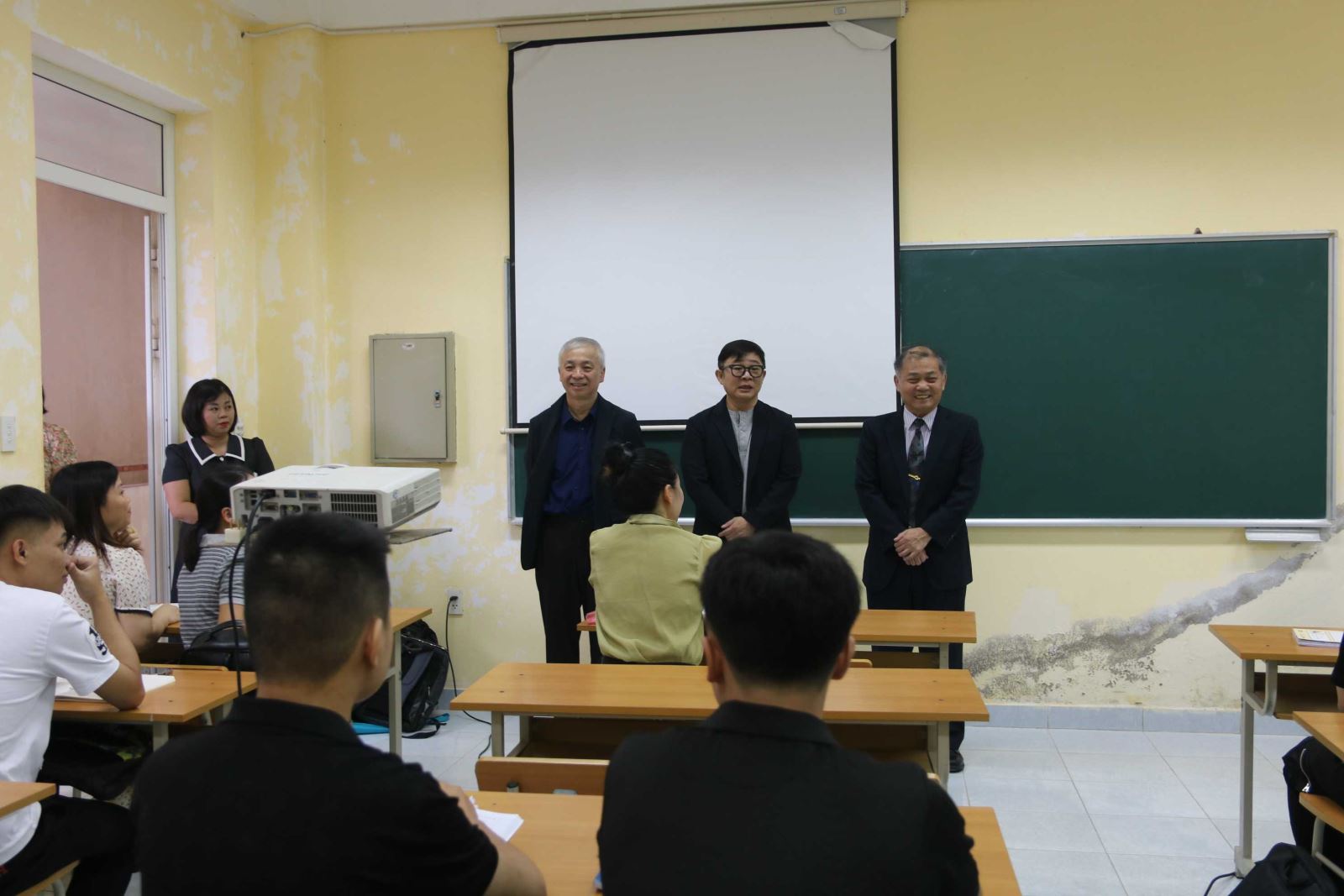 Đại diện Đại học Khoa học Kỹ thuật Côn Sơn và Công ty Cổ phần Hợp tác Giáo dục Quốc tế Thành Sơn thăm và động viên học viên lớp tiếng Trung tại Trường Đại học Sư phạm Kỹ thuật Nam Định.
