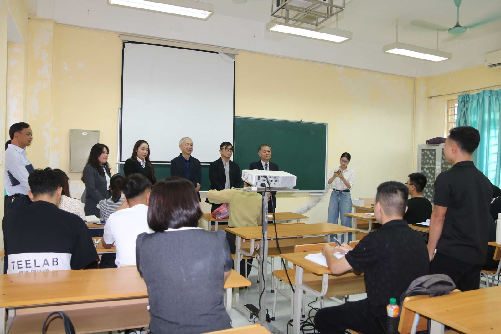 Các đại biểu trao đổi, động viên học viên đang theo học tiếng Trung