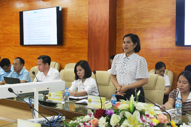 Đại biểu, lãnh đạo các khoa và giảng viên trao đổi tại hội nghị