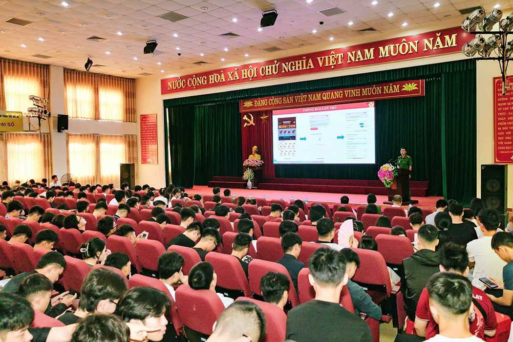 Nâng cao năng lực số, kỹ năng số, kiến thức pháp luật và an toàn giao thông cho sinh viên đại học chính quy khoá 21